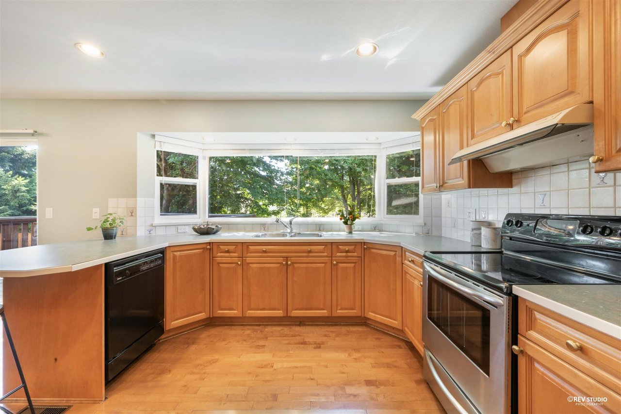 3162 Bute Cres