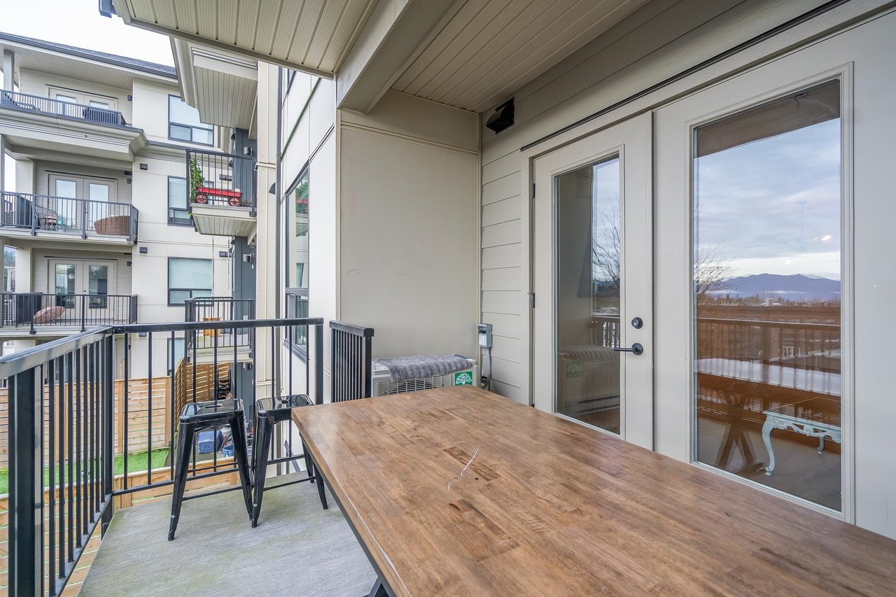 327-2493 Montrose Ave