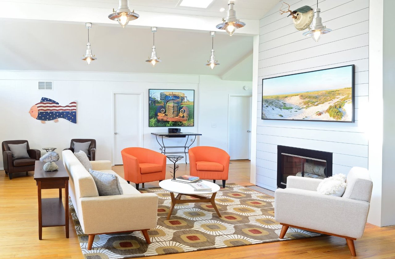 Modern Waterfront with Dock in East Hampton 