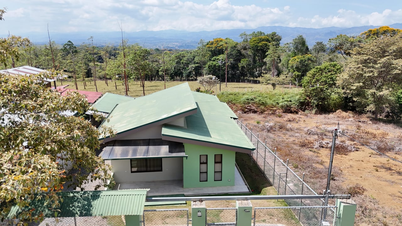 Tranquil and mountain view Home in San Isidro