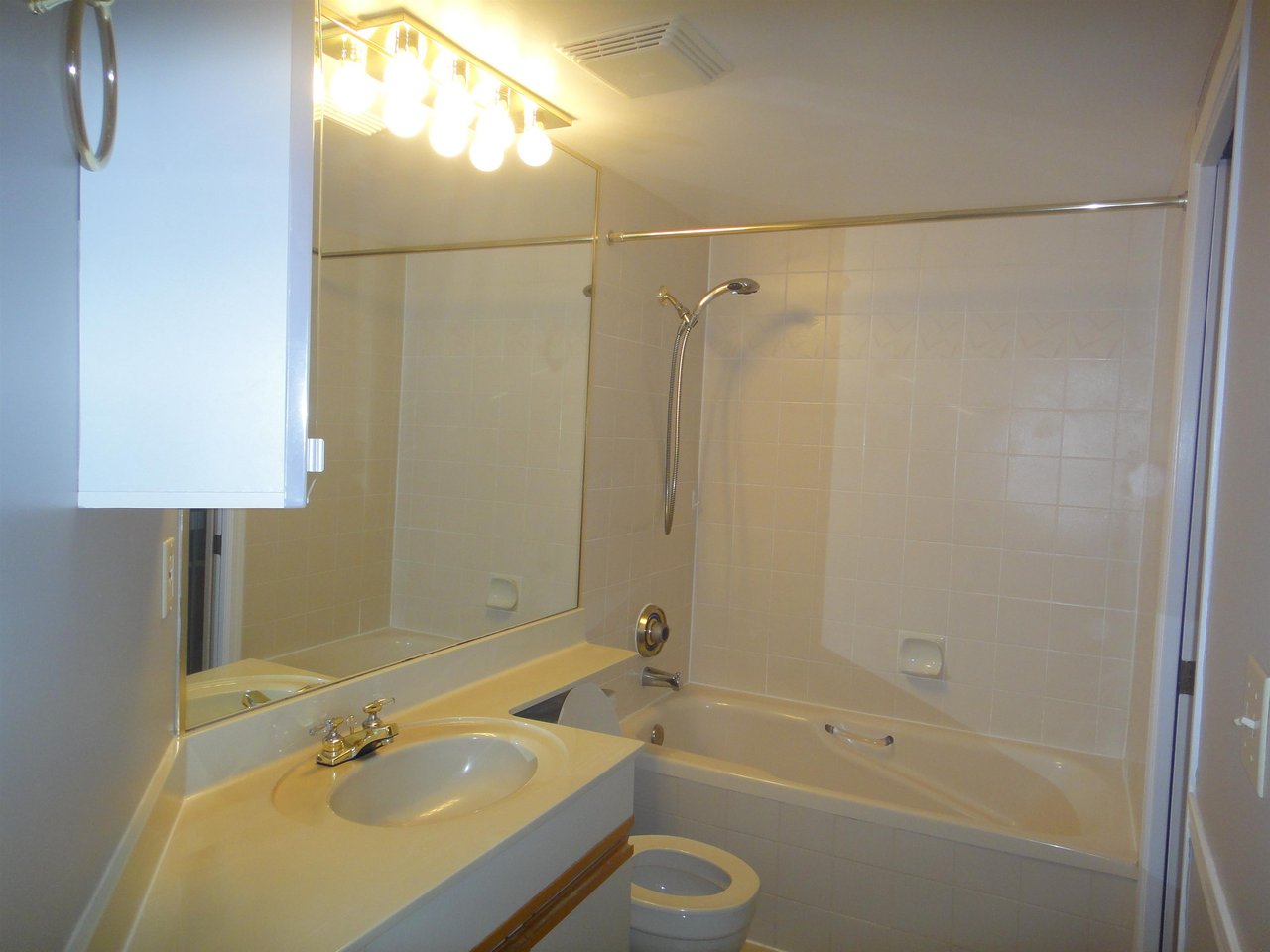 409-2925 Glen Dr