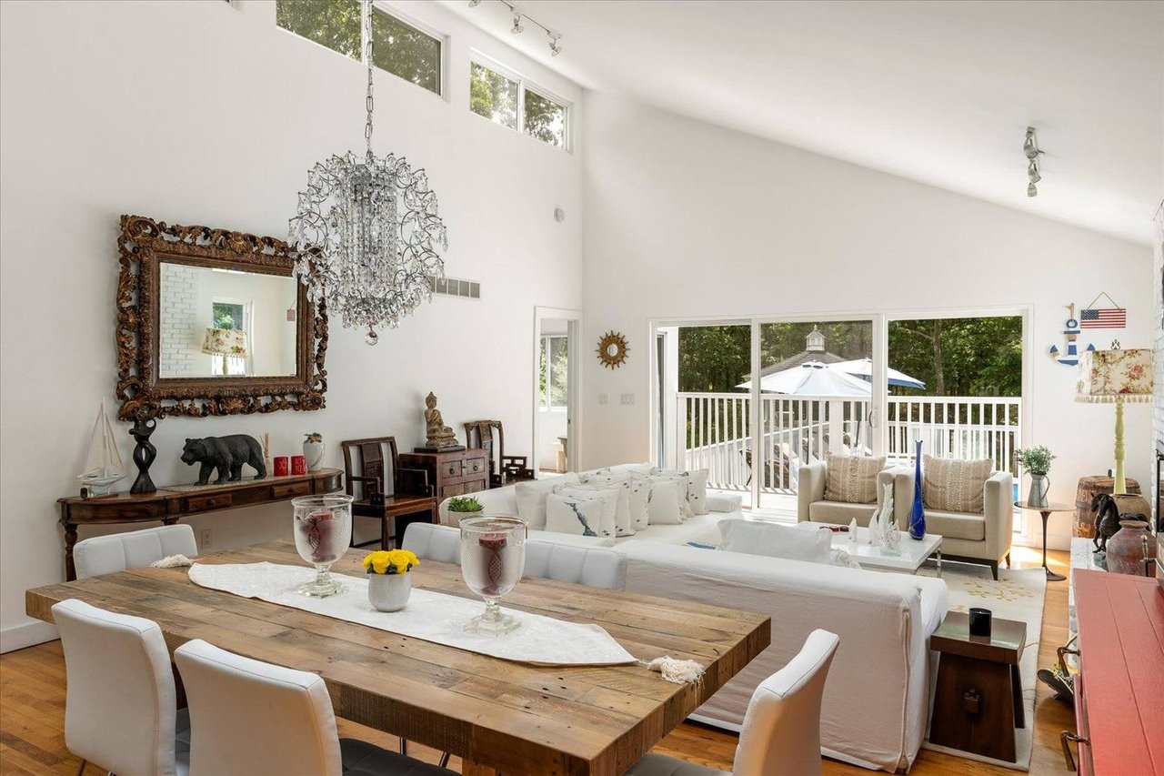 LIGHT AND BRIGHT, COMFY AND CLEAN. EAST HAMPTON SUMMER RENTAL