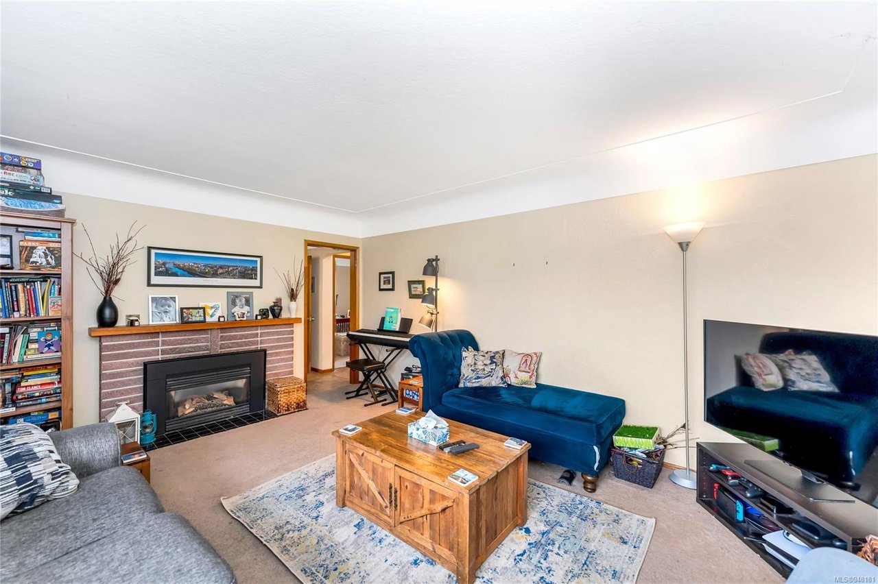2884 Inez Dr
