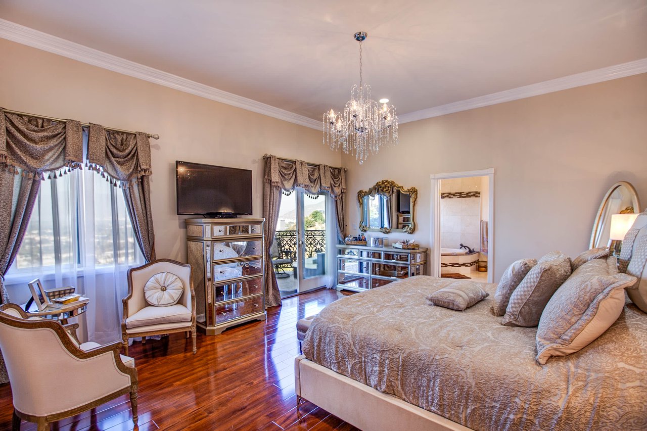 11131 Mountcastle Dr. Studio City, CA