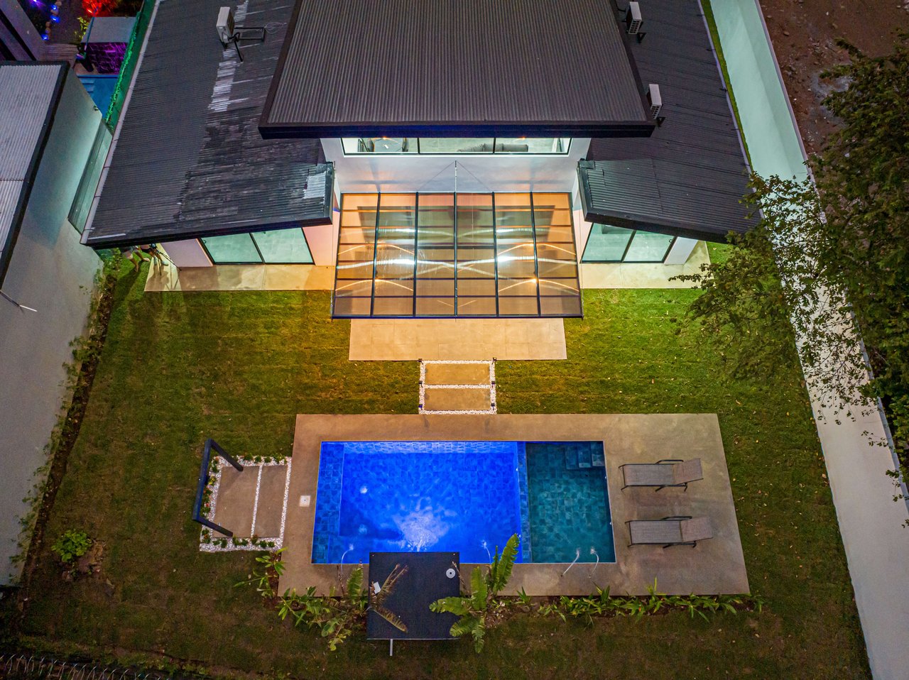 Brand new House in Uvita, 3 Bed, 2Bath. Walk to the Stores