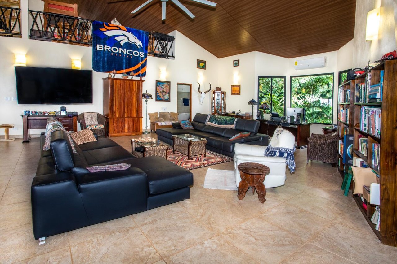Incredible 7,000 Ft2 Ocean View Home With 200 Acre Reserve!