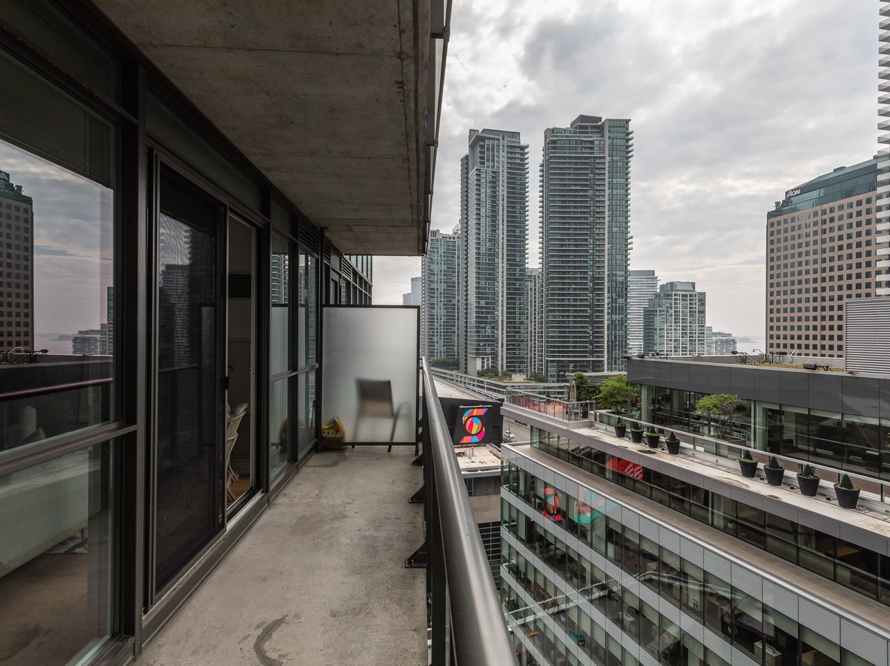 SOUTH SUITE IN MAPLE LEAF SQUARE