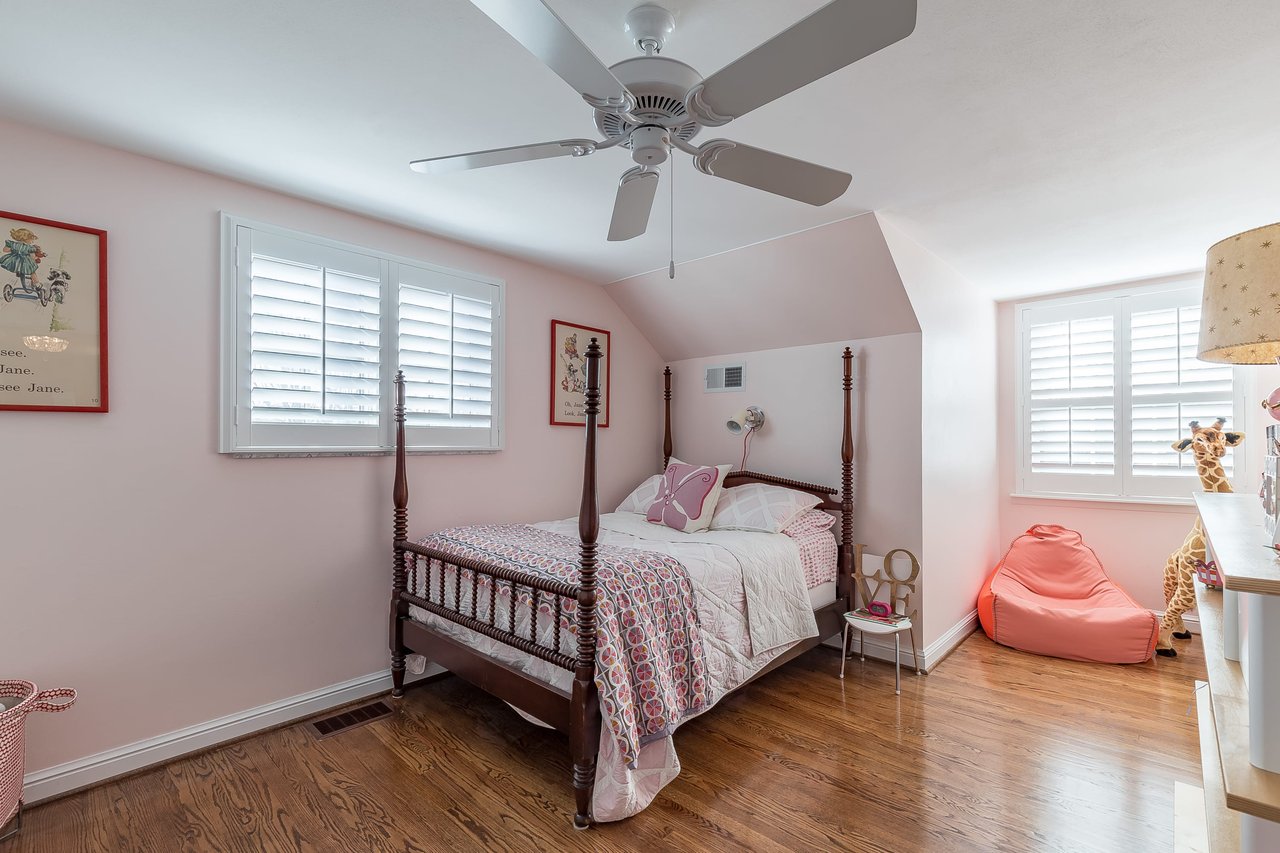 Darling 1.5 Story Home in Crystal Lake Park