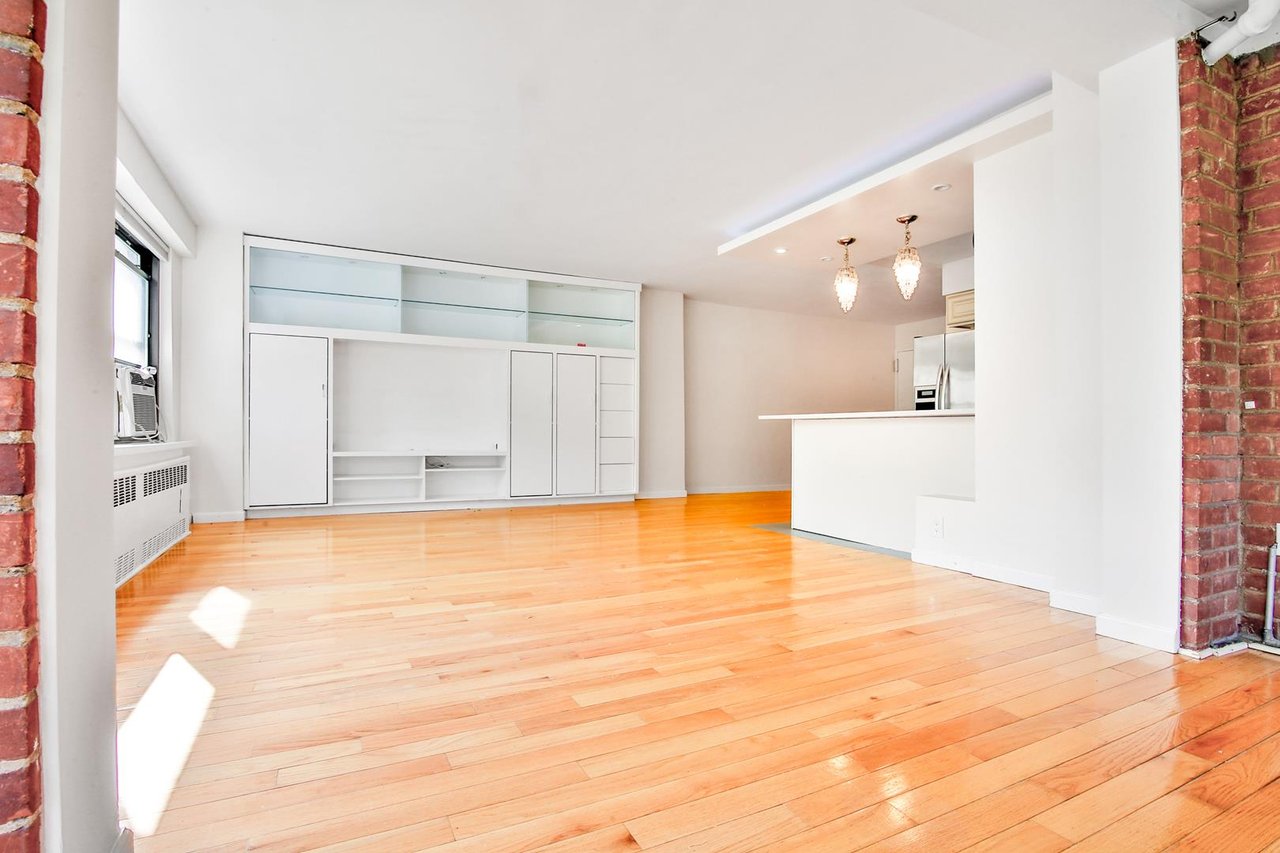 208 East Broadway, Apt J-106