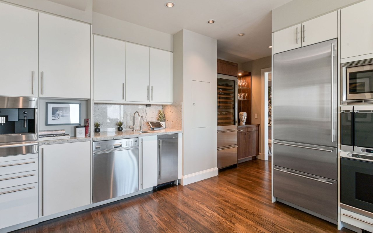  Prestigious Half Floor Apartment on Russian Hill