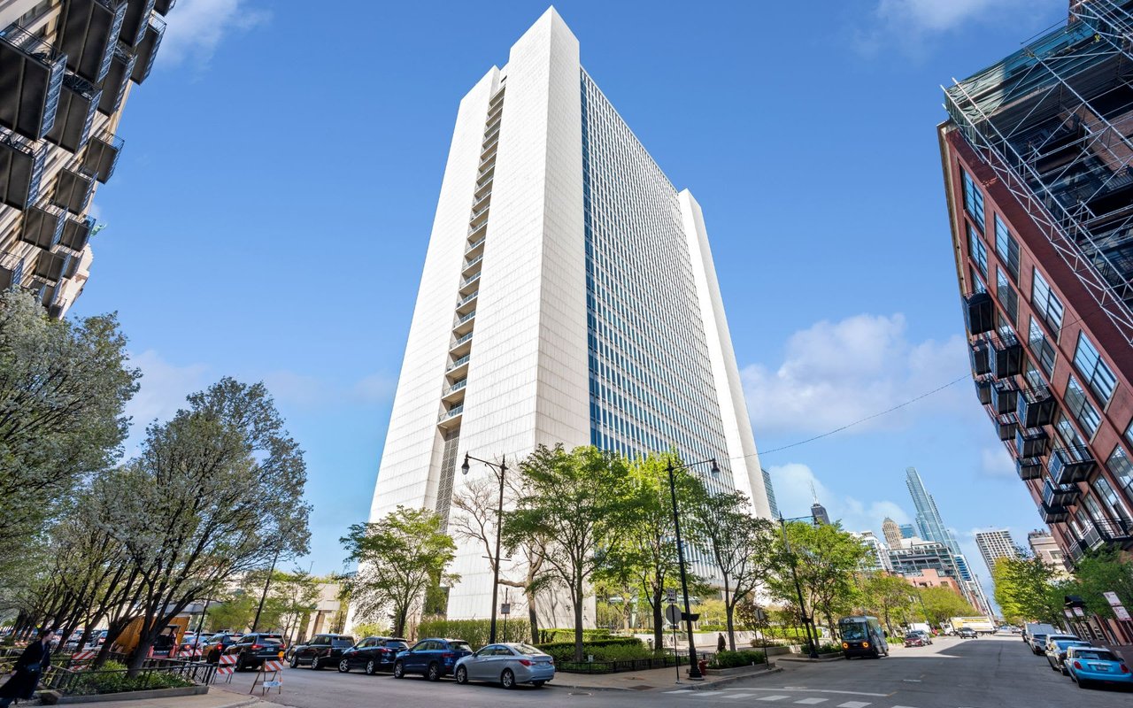 500 W SUPERIOR  Street, Unit 1702