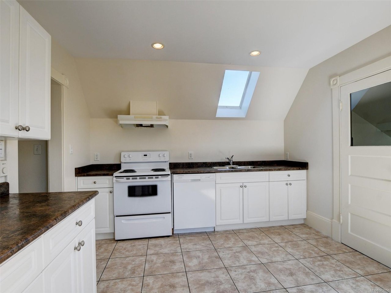 2090 Cadboro Bay Rd