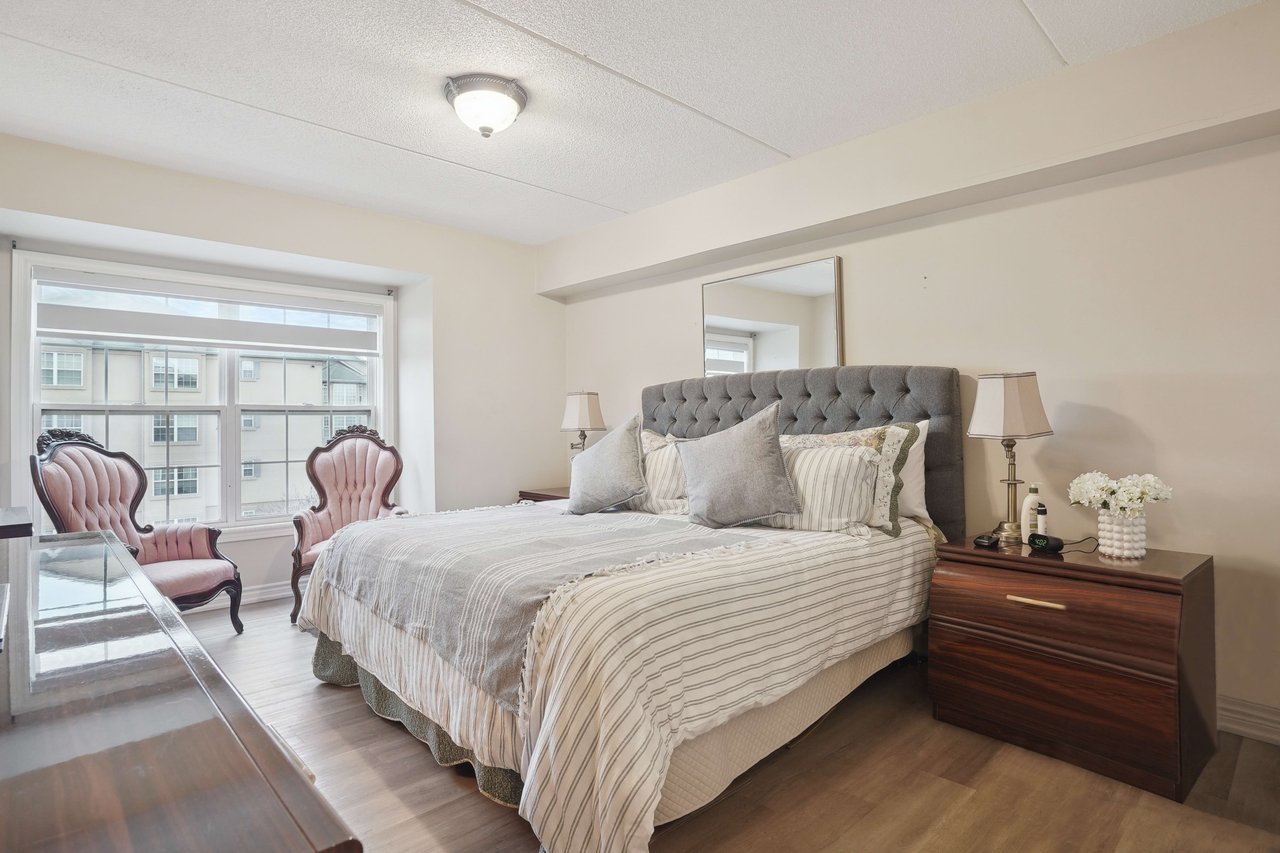 Welcoming 2 bedroom unit in sought after Glen Abbey neighbourhood