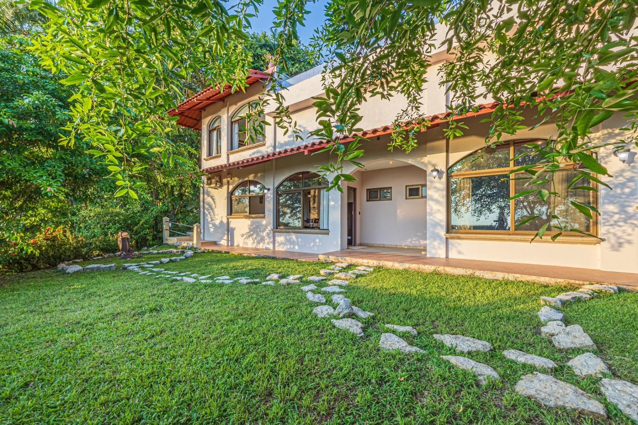 Colonial Oceanfront Rental Estate, Dominical, Puntarenas