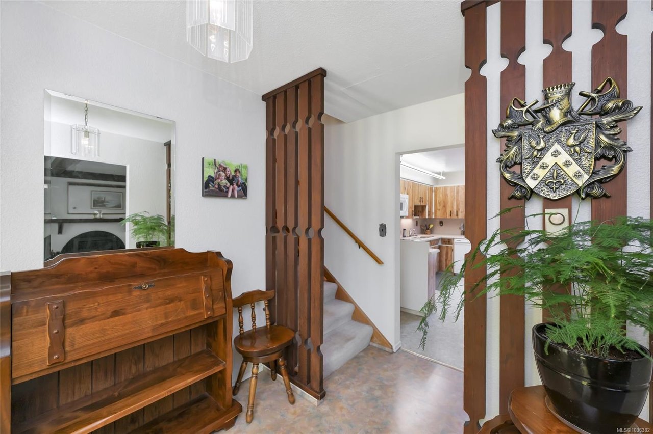 989 Abbey Rd, Saanich