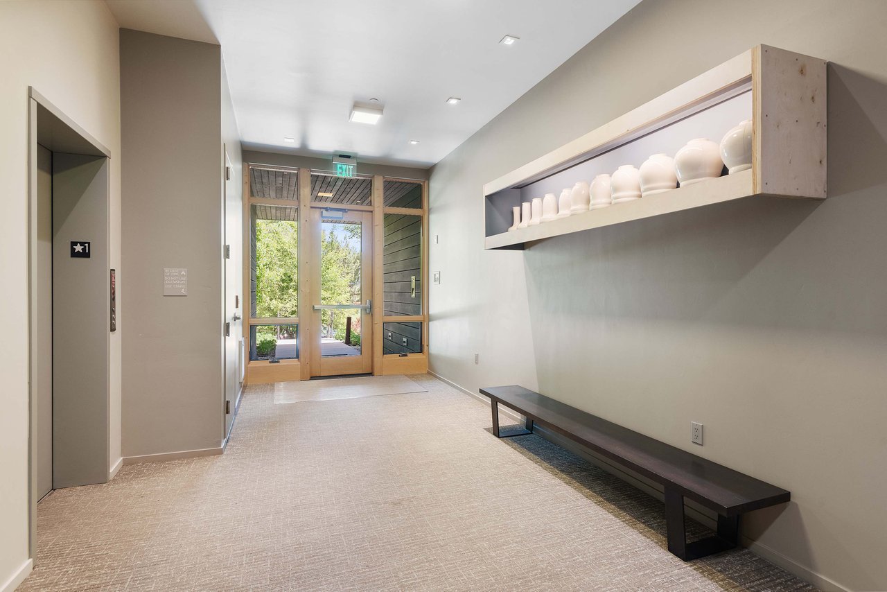 Stunning Top floor Park Modern Condo in Basalt 