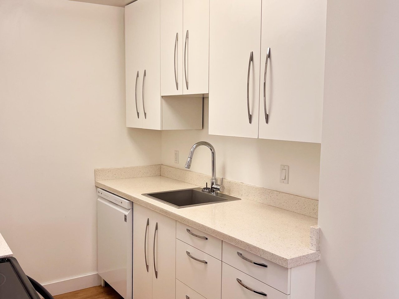 109-230 Mowat St