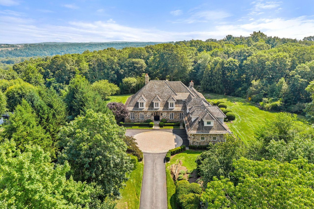 89 Whippoorwill Rd E, Armonk NY