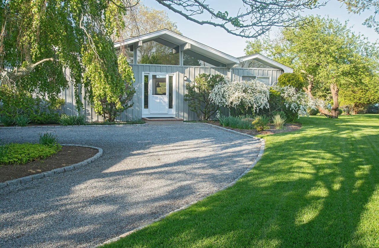 Modern Waterfront with Dock in East Hampton 