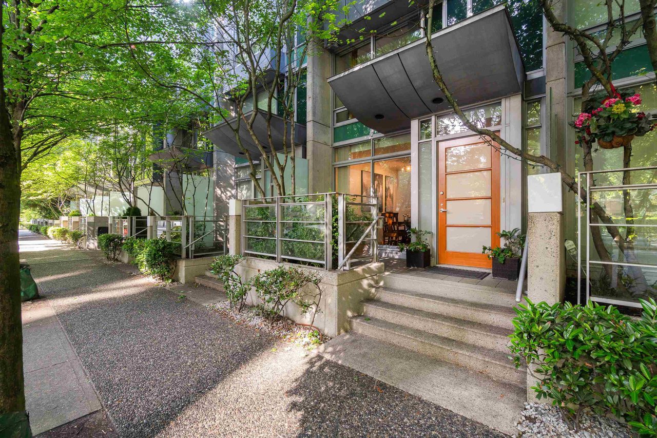 1233 Alberni St