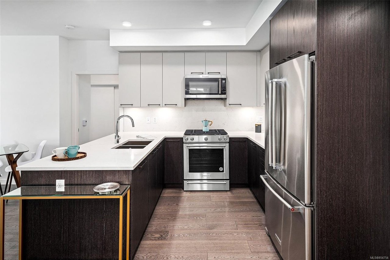 403-7162 W Saanich Rd