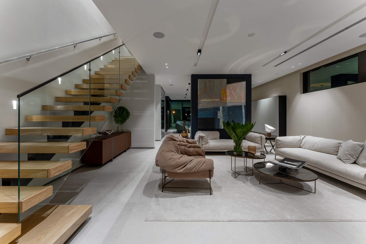 1098 N Venetian Dr