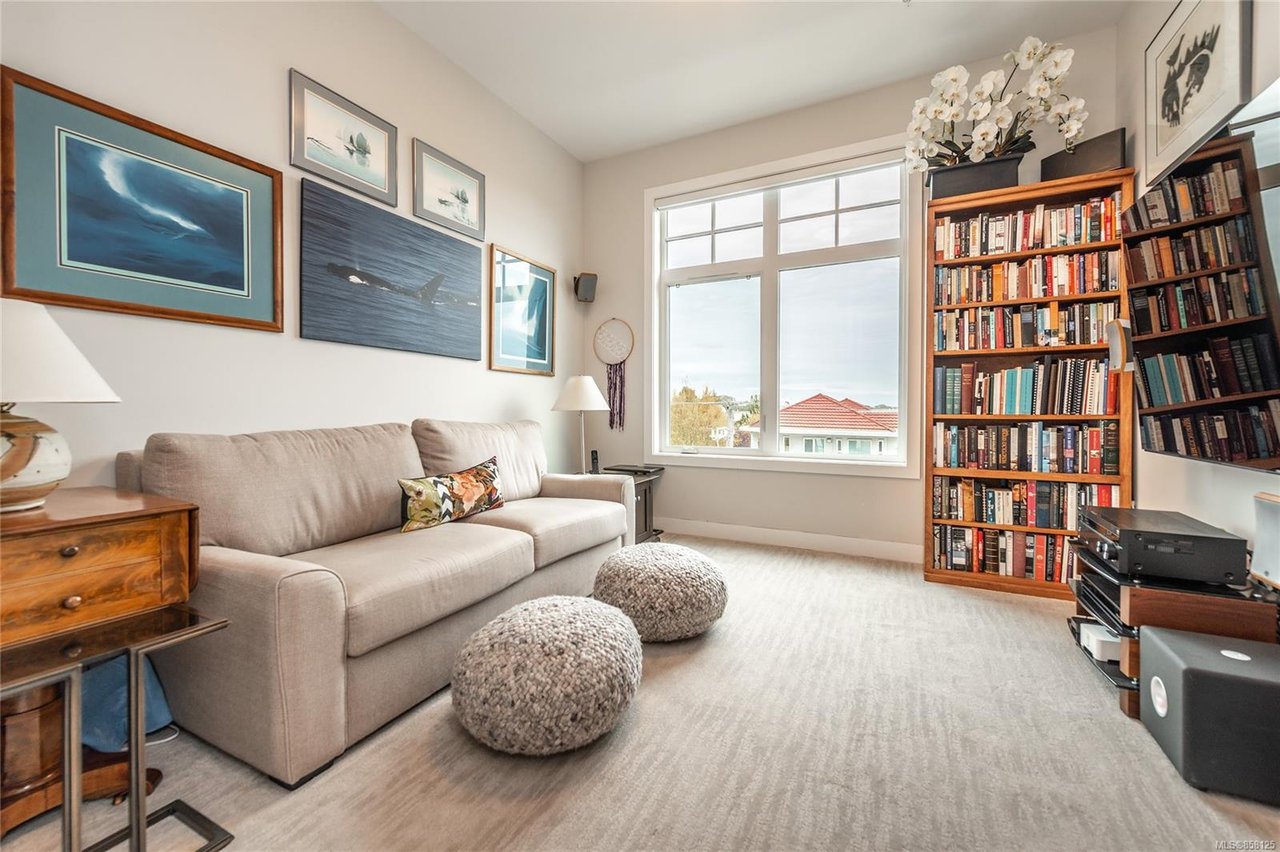 401-1765 Oak Bay Ave