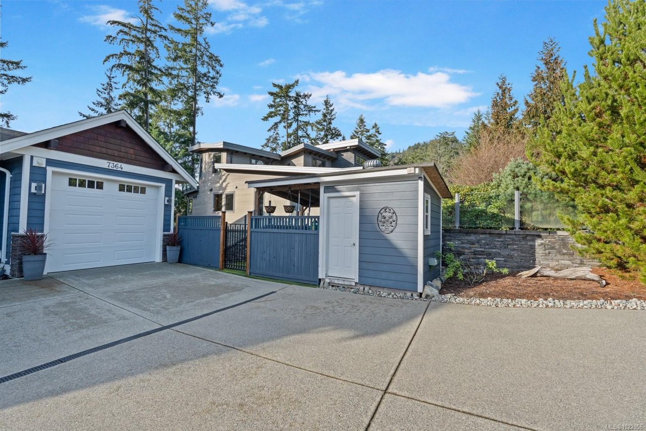 7364 Lakefront Dr, Lake Cowichan