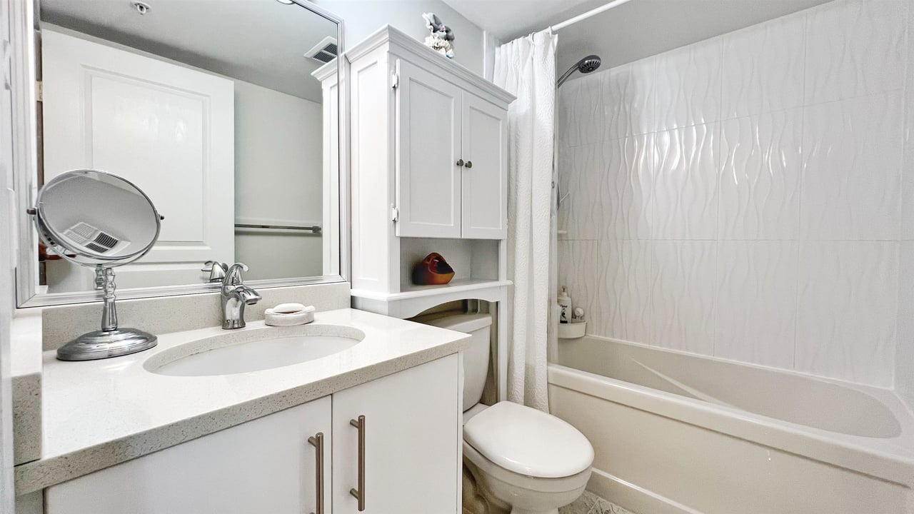 905-3438 Vanness Ave