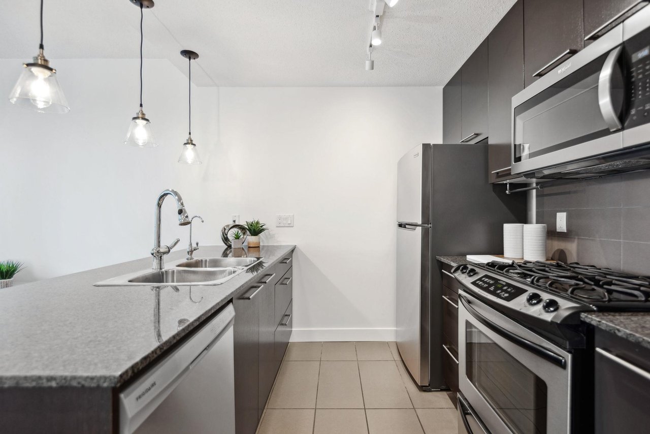 1406-2979 Glen Dr