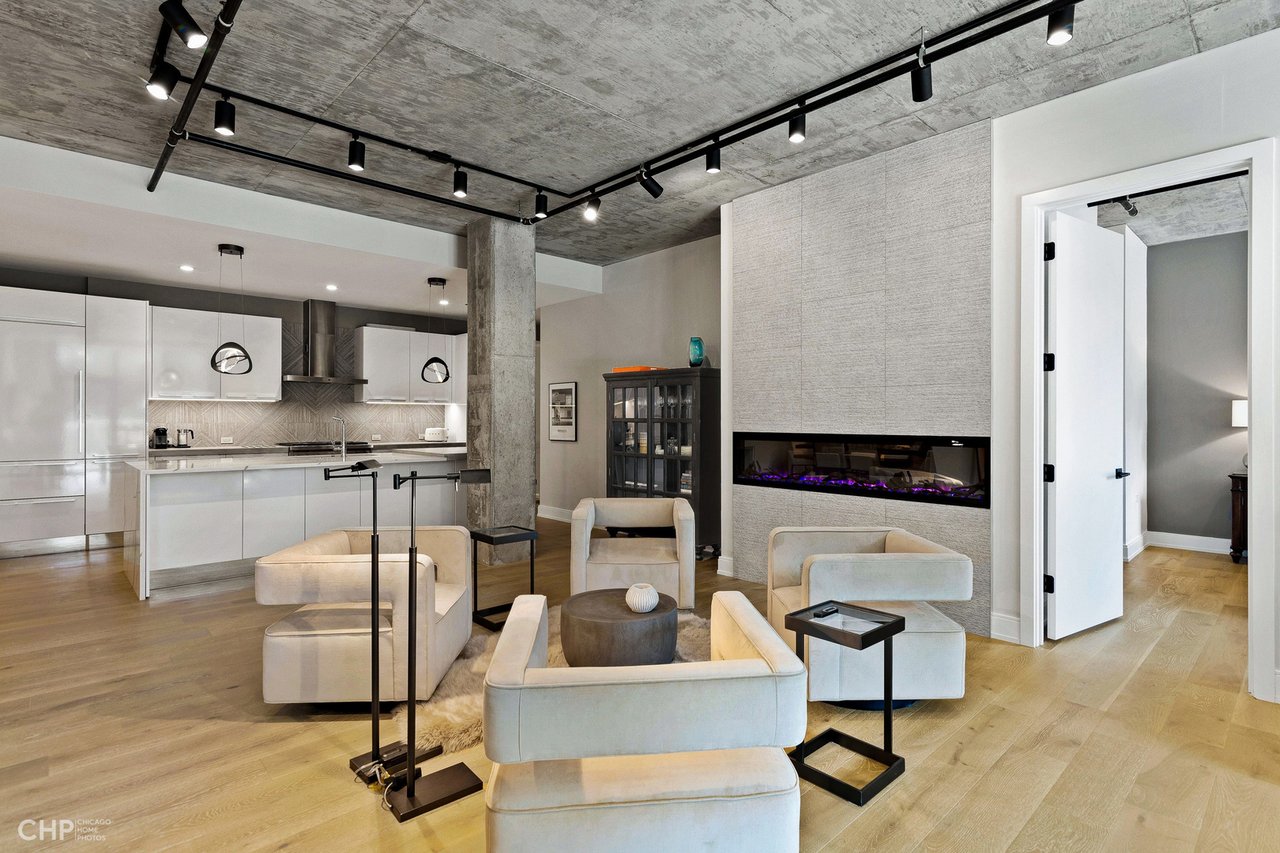 West Loop Luxury: 111 S Peoria St, #210