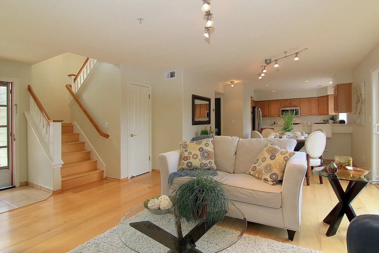905 Coast Range Dr