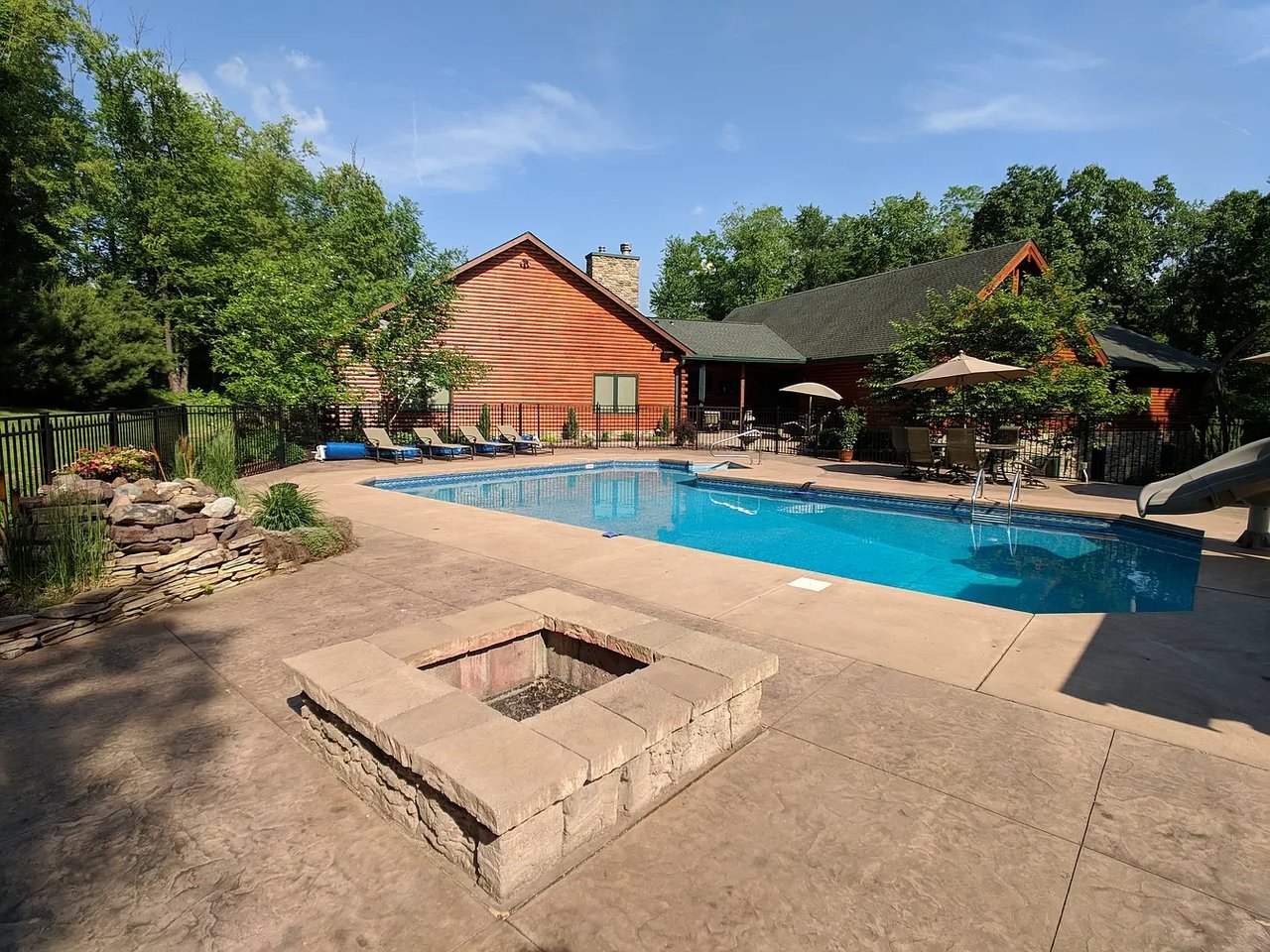 126 Lakeside Dr