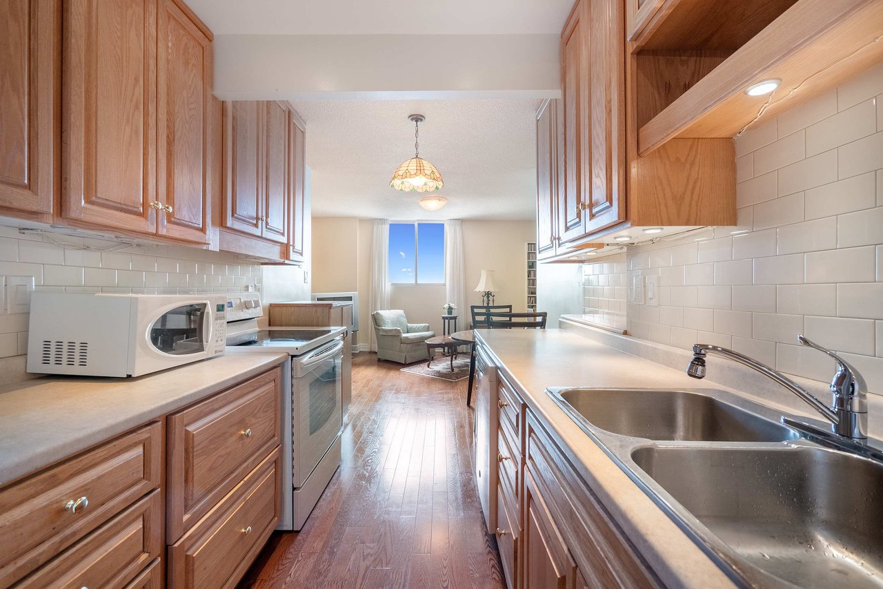820 Burnhamthorpe Road #702