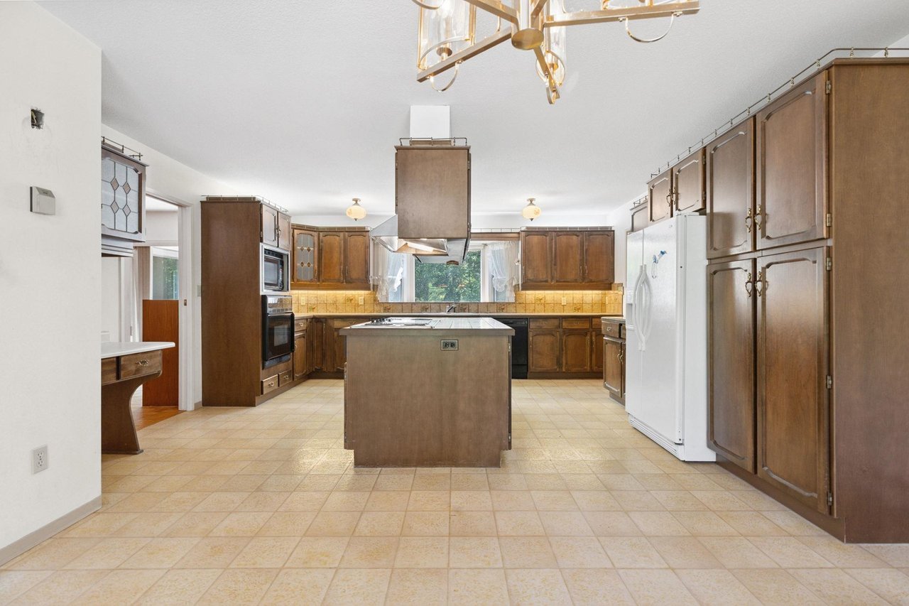14324 25 Ave