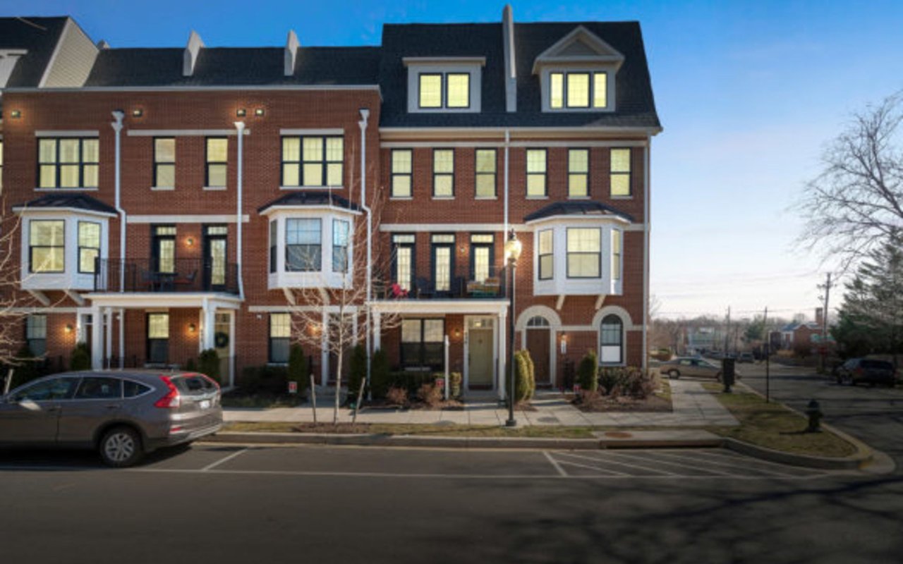 UNDER CONTRACT: MODERN 3BR/3.5BA TOWNHOUSE W/ GARAGE IN BROOKLAND