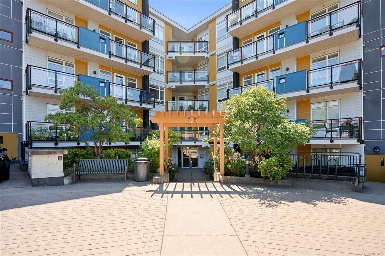 106-935 Cloverdale Ave, Saanich