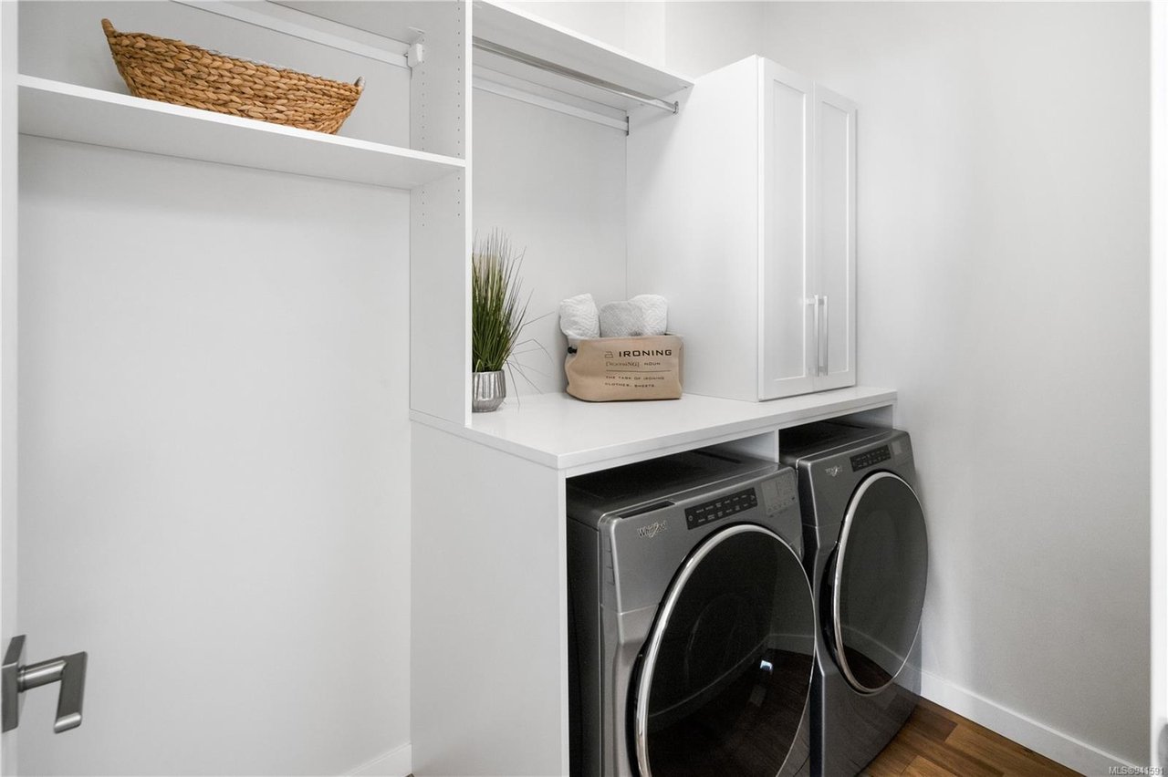 403-1018 Pentrelew Pl