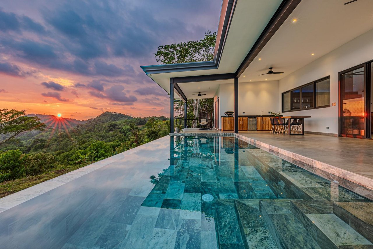 Solar Powered Tropical Villa, Ojochal, Puntarenas