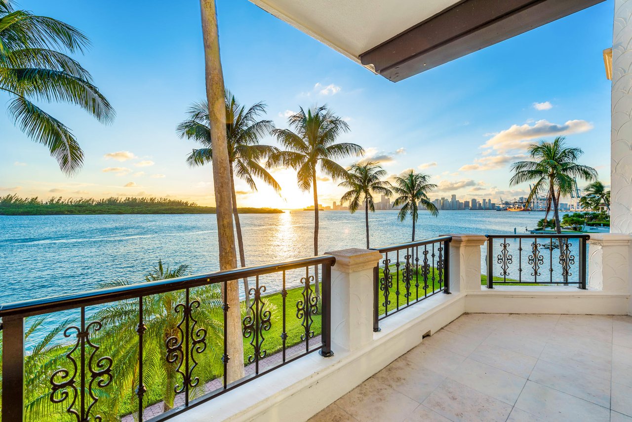 2426 FISHER ISLAND DR