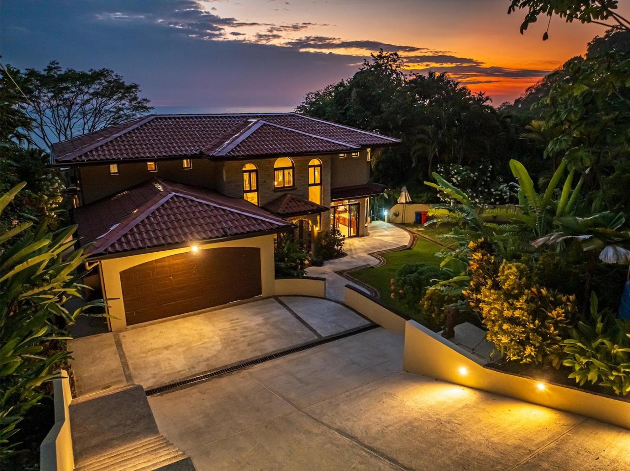 Colonial Oceanfront Rental Estate, Dominical, Puntarenas