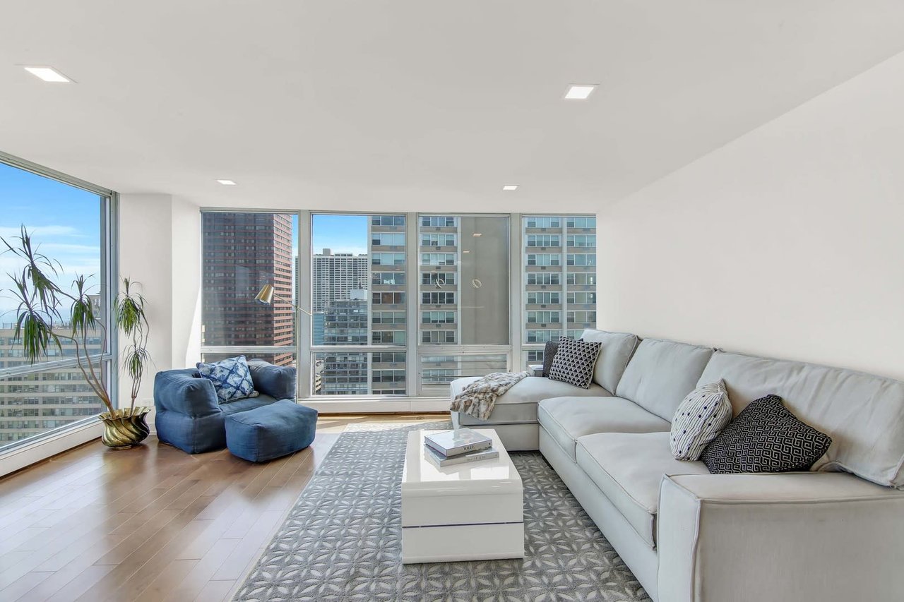 339 W Barry Avenue, #22C