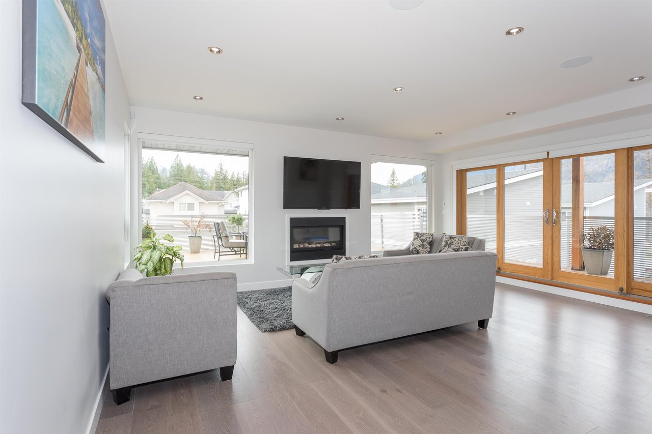 1812 Willow Cres