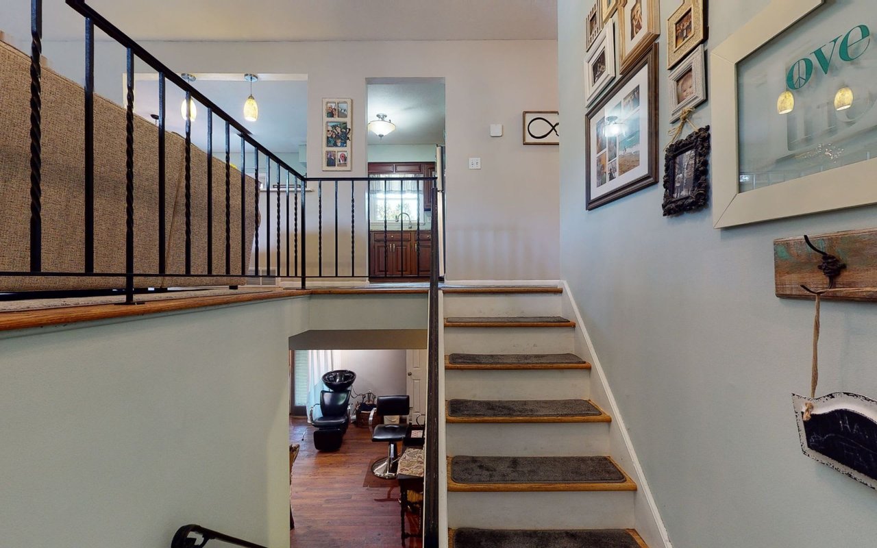 8 LANGMOORE DR