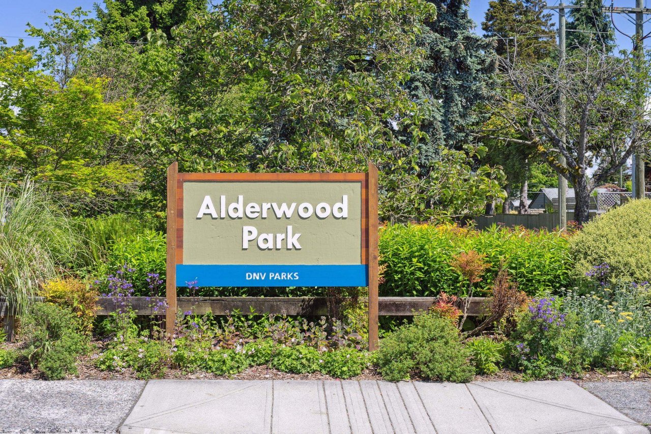 1384 Fernwood Cres
