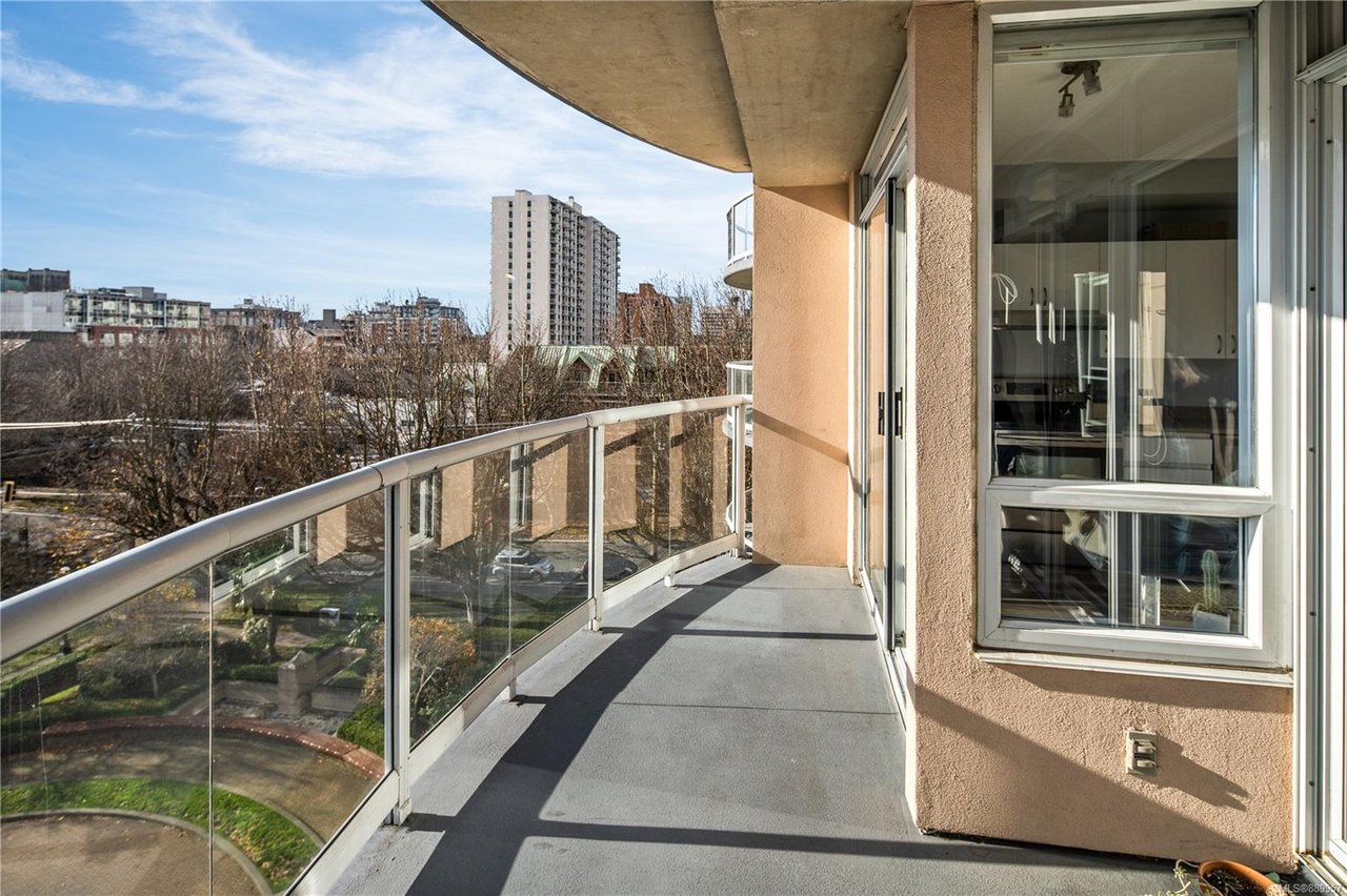 608-1010 View St