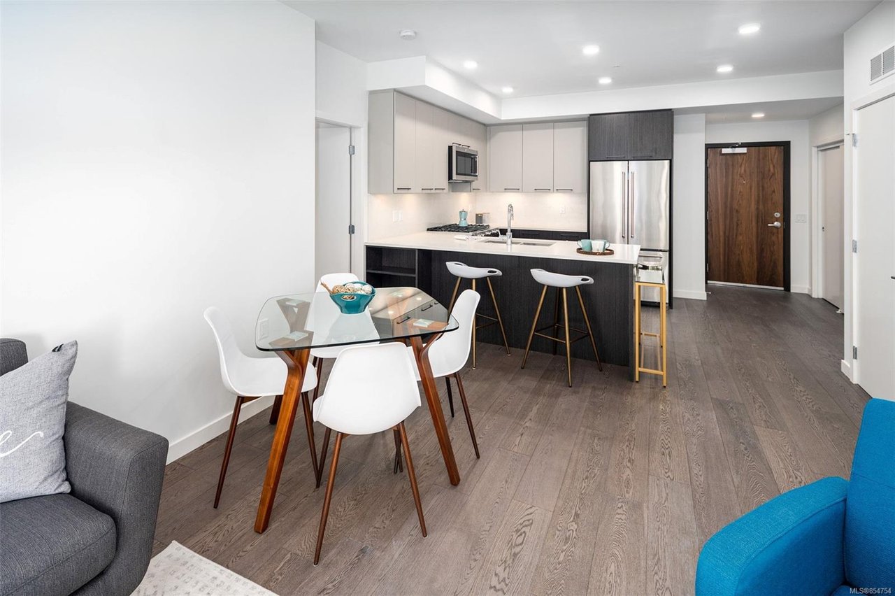 403-7162 W Saanich Rd