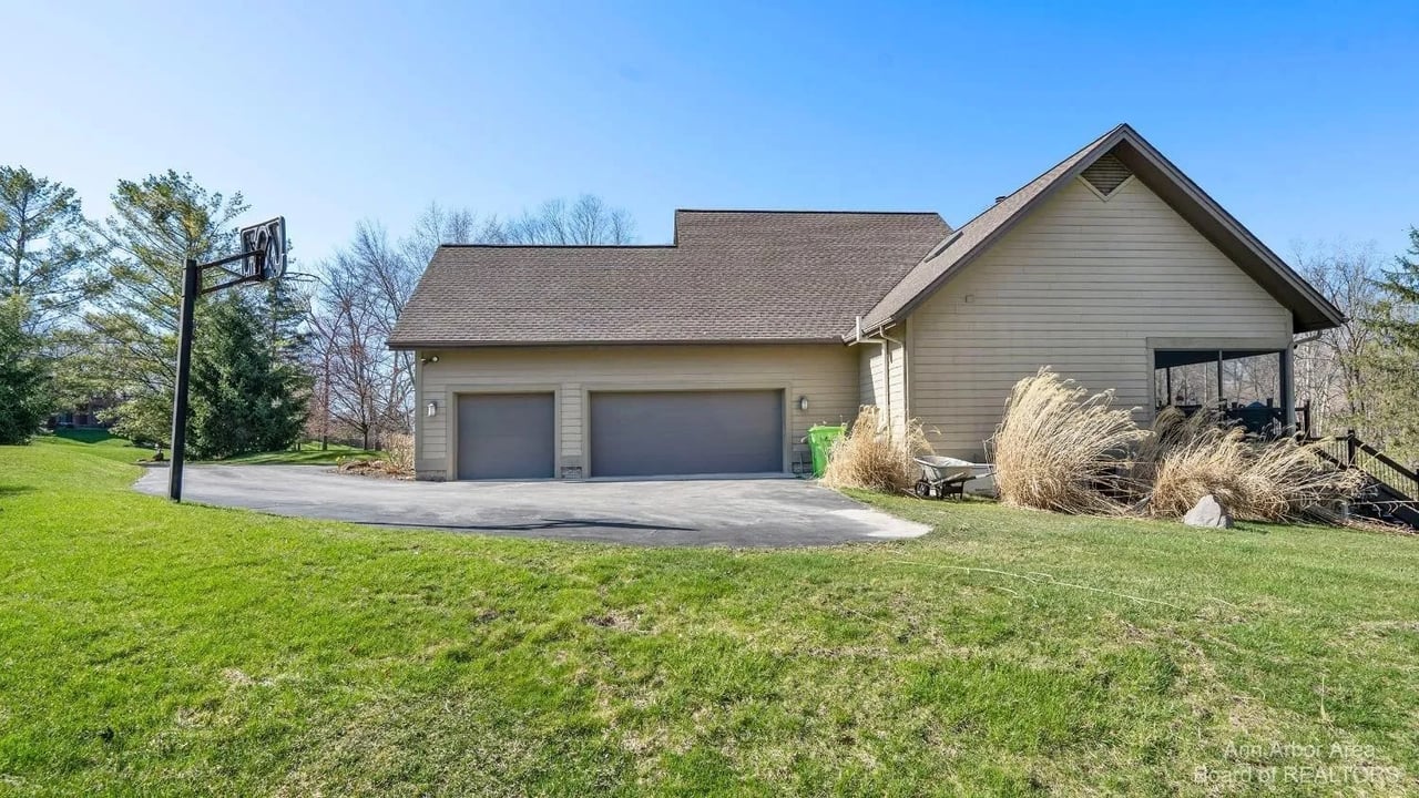 2566 Thornapple Drive, Ann Arbor, MI 48103