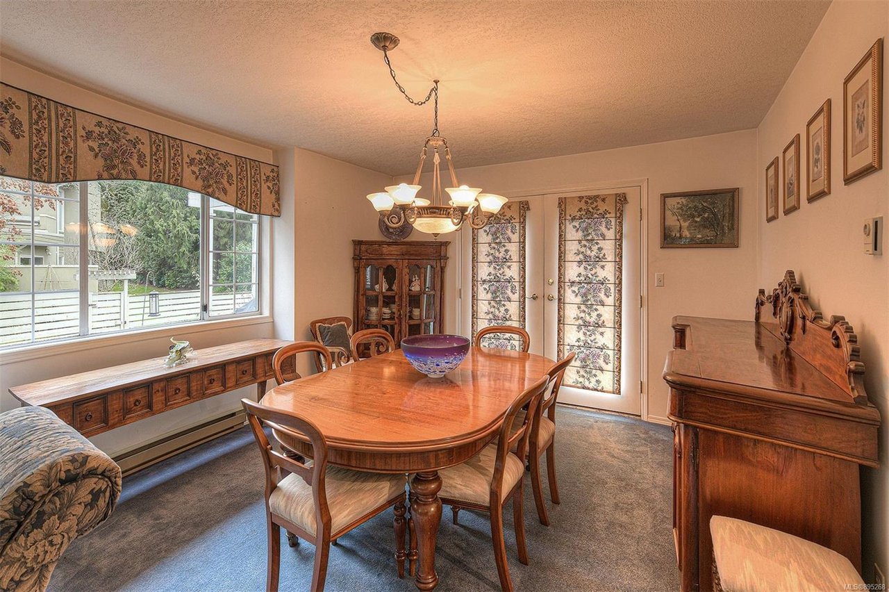 751 Helvetia Cres