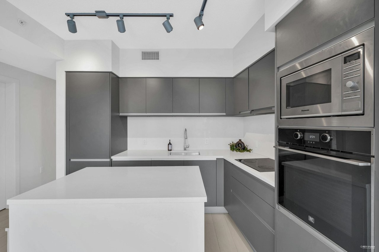 403-180 E 2nd Ave